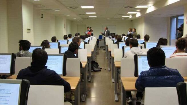 La Guardia Civil pilla a cuatro personas copiando con pinganillos en el  examen de conducir