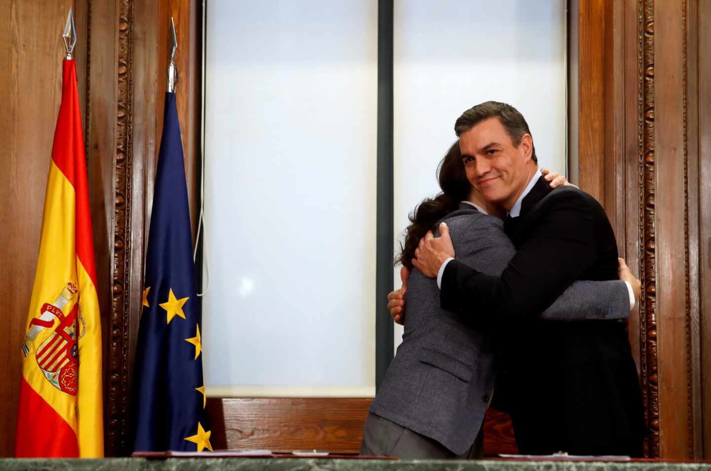 Pedro Sánchez y Pablo Iglesias se abrazan en la firma del acuerdo programático.