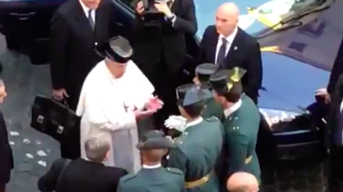 El Papa Francisco se pone un tricornio de la Guardia Civil