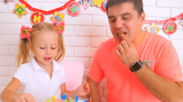 Ryan y Anastasia, los niños que ganan 40 millones al año jugando en Youtube