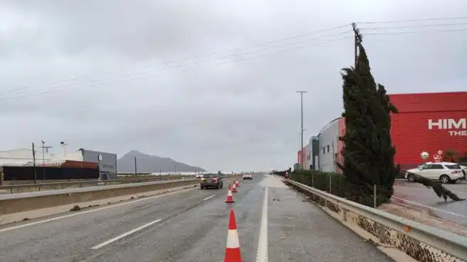 Cortan el tráfico de nueve carreteras en Murcia por la lluvia