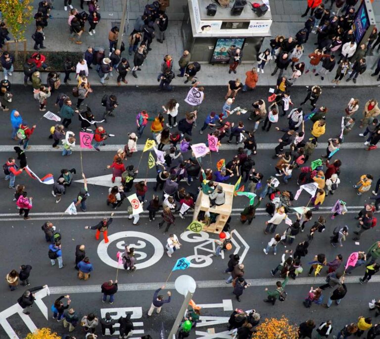 Cerca de 300 manifestantes cortan la Gran Vía ante la "urgencia climática"