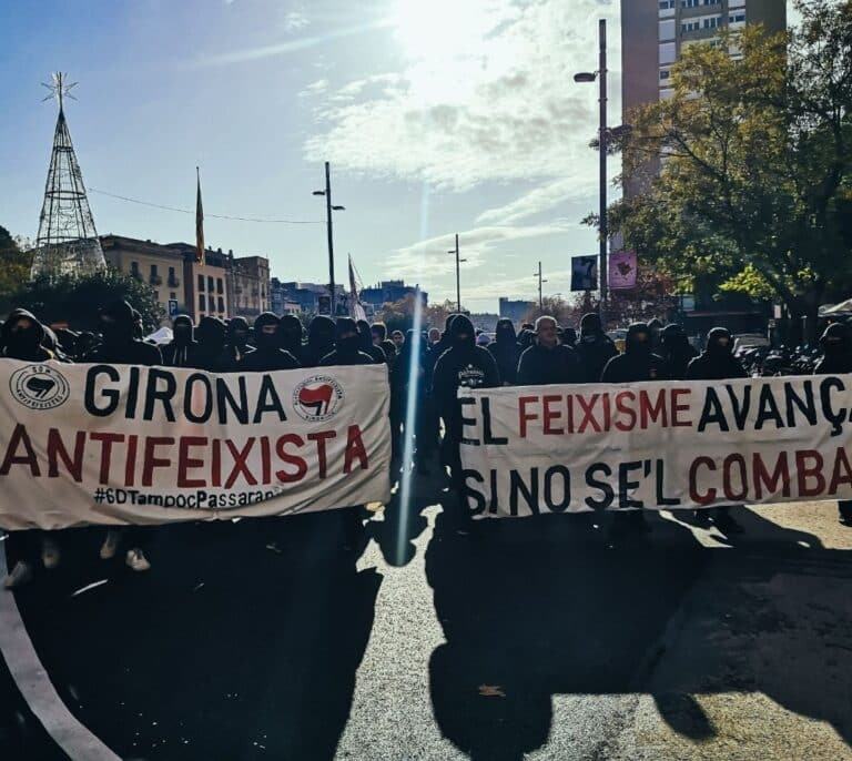 Los Mossos cargan en Girona contra unos encapuchados en el Día de la Constitución