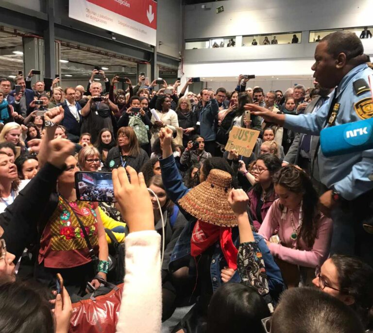 Una protesta de activistas obliga a cerrar un pabellón de la Cumbre del Clima