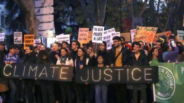 Greta abandona la Marcha y se sube a un coche eléctrico rumbo al final de la manifestación