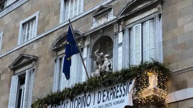 Torra cuelga la bandera de Europa en la Generalitat tras la sentencia del TJUE
