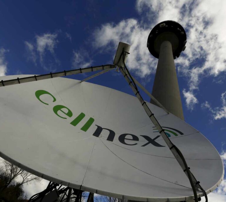 El tirón de Cellnex, Ferrovial e Inditex compensa un mal año de la banca y Telefónica