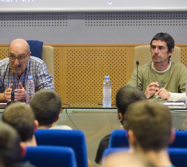 Abetxuko da su charla con el rechazo de las víctimas, entre ertzainas y cerca del monolito de Fernando Buesa