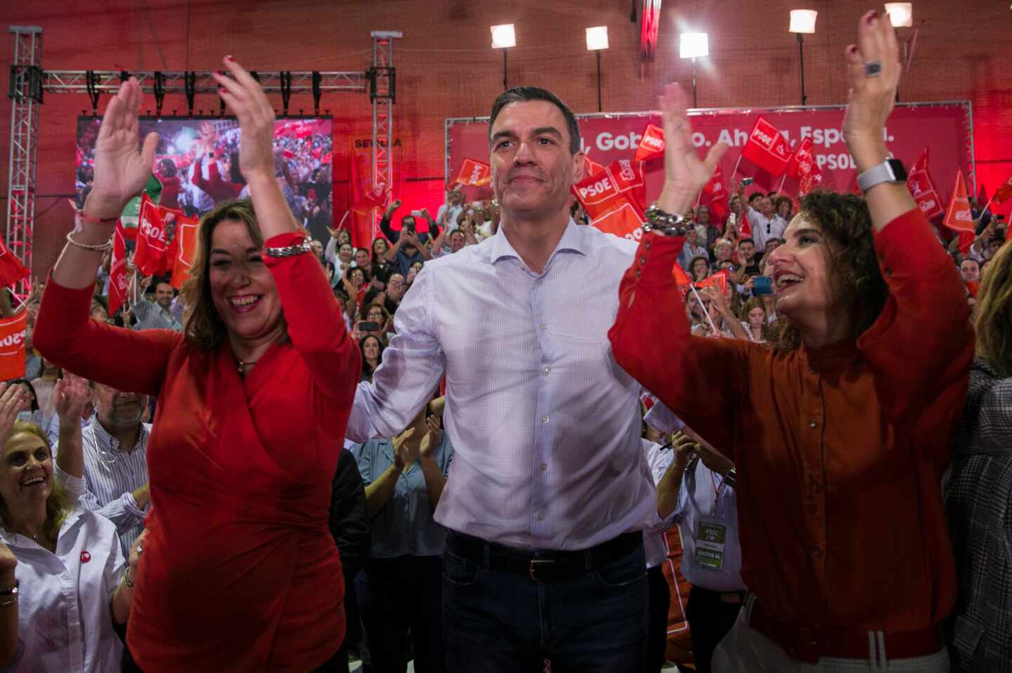 Pedro Sánchez, flanqueado por Susana Díaz y María Jesús Montero en un acto de la última campaña electoral.
