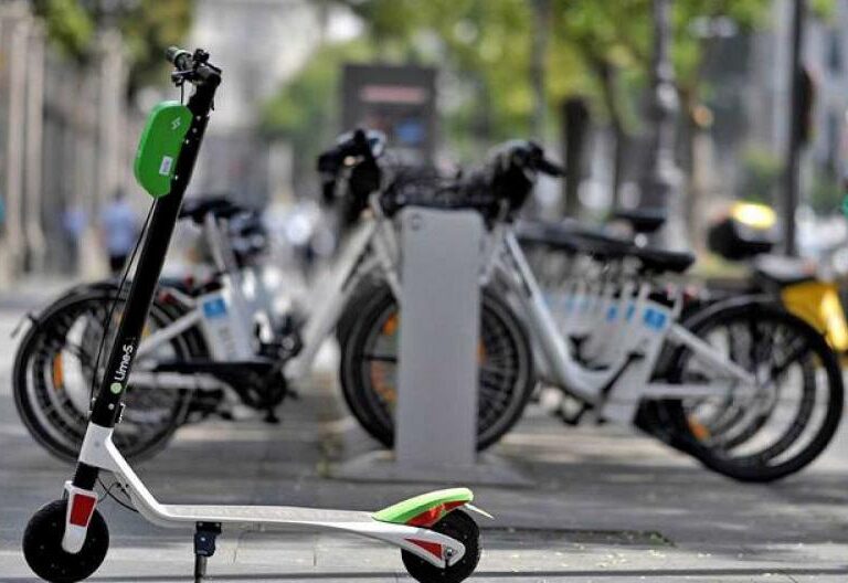 Almeida deja a la periferia de Madrid sin gran parte de sus patinetes eléctricos