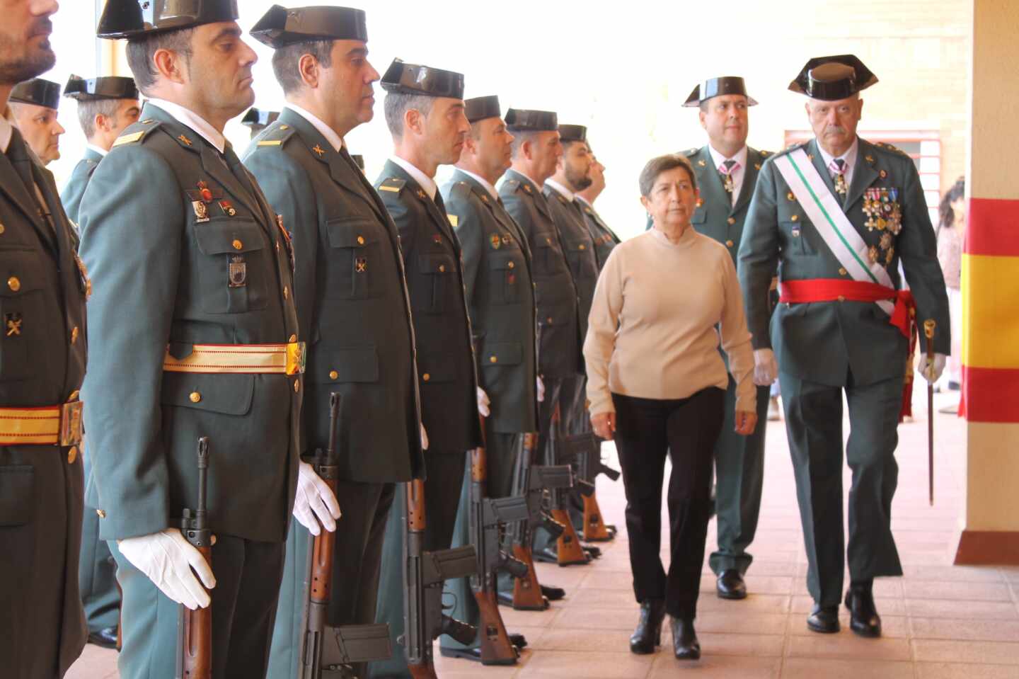 El general Pedro Garrido acompaña a la delegada del Gobierno en Cataluña, Teresa Cunillera, en un acto de la Guardia Civil.