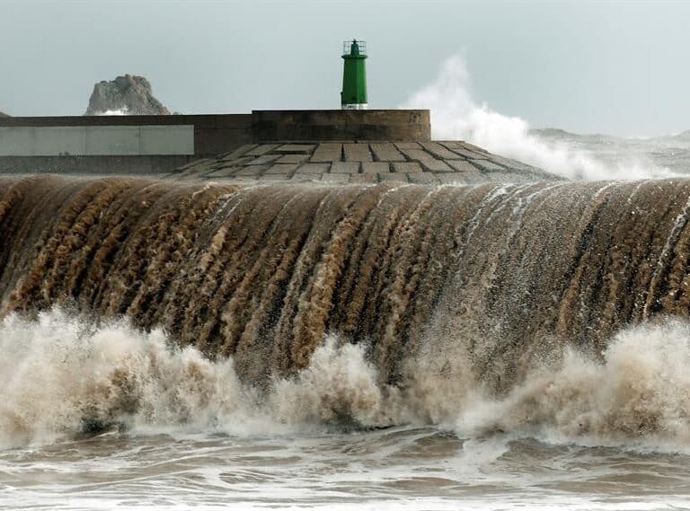 Una borrasca dejará vientos de más de 80 km/h, olas de 4 metros y lluvias intensas desde mañana