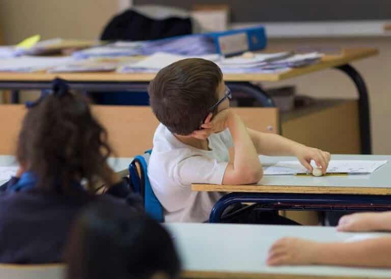Sevilla cierra varias clases de un colegio tras el positivo de un profesor