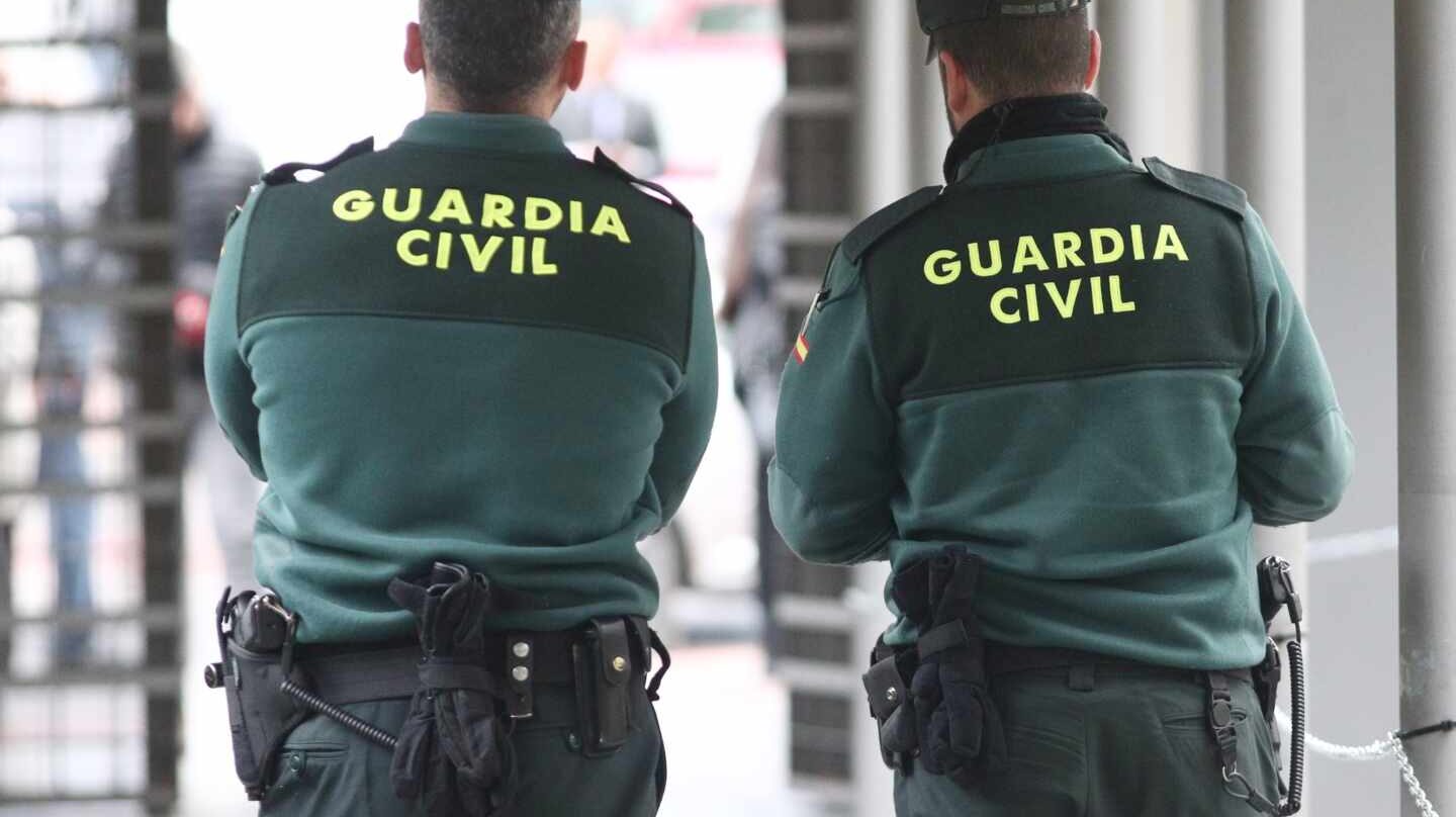 Una pareja de agentes de la Guardia Civil, en pleno servicio.