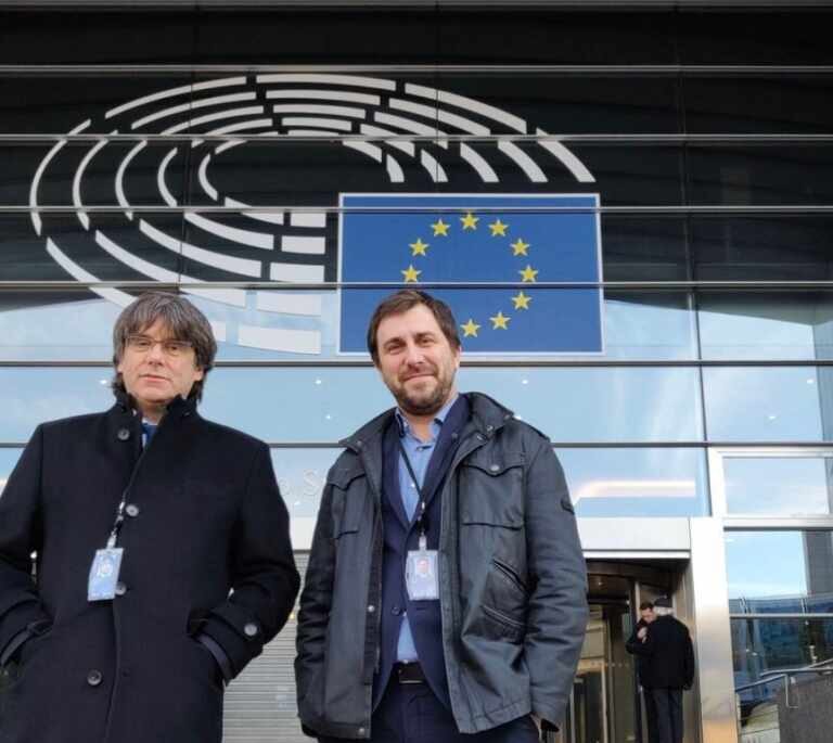 Puigdemont: gallina navideña en el Parlamento europeo