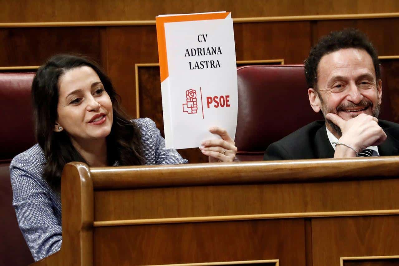 Inés Arrimadas con el cartel alusivo a Adriana Lastra en el debate de investidura