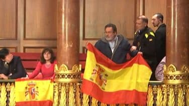 Colau expulsa a un hombre que interrumpió el Pleno con una bandera de España