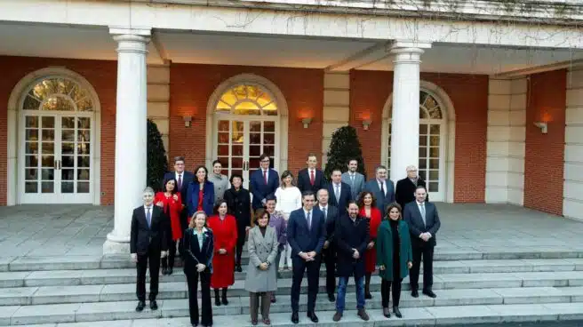 Sánchez y sus 22 ministros posan en la Moncloa