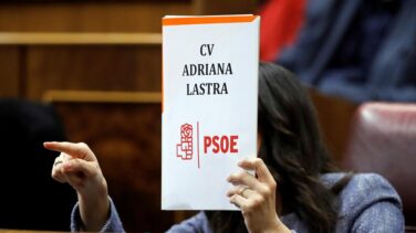 Arrimadas responde a los ataques de Lastra mostrando su currículum 'en blanco' y con el logo del PSOE