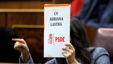 Arrimadas responde a los ataques de Lastra mostrando su currículum 'en blanco' y con el logo del PSOE