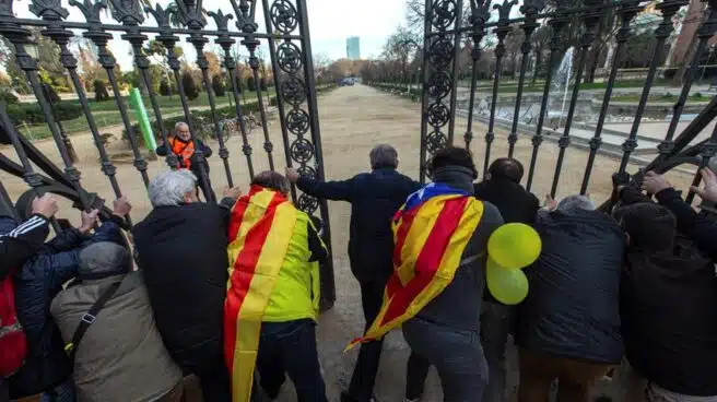 Manifestantes independentistas fuerzan los accesos del parque de la Ciutadella para concentrarse ante el Parlament