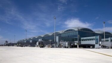 El Aeropuerto Alicante-Elche se cierra al tráfico aéreo por la borrasca 'Gloria'