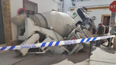 Un camión se hunde en una calle de San Fernando (Cádiz)