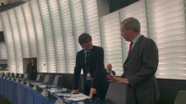 Puigdemont compadrea en el Parlamento Europeo con Nigel Farage, el impulsor del Brexit