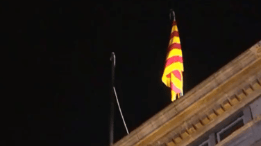 La bandera de España desaparece durante unos minutos del Palau de la Generalitat