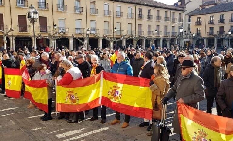 Poca afluencia y cruce de insultos en las manifestaciones de Vox contra Sánchez