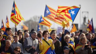 El independentismo denuncia un "ataque a la democracia" y convoca ante los ayuntamientos