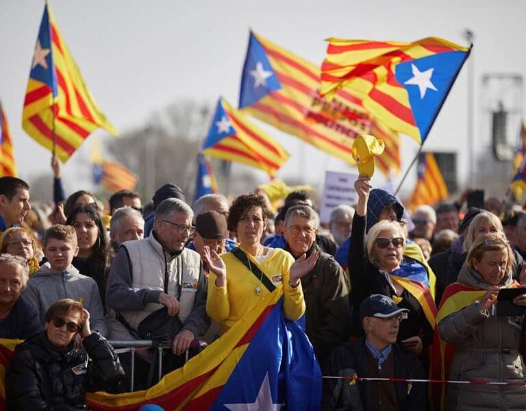 El independentismo denuncia un "ataque a la democracia" y convoca ante los ayuntamientos