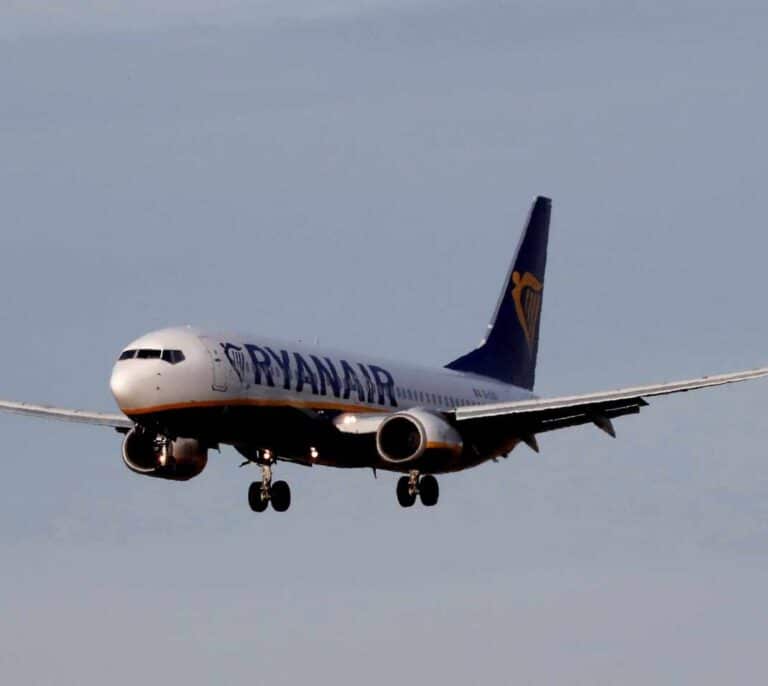 Los pilotos de Ryanair aceptan un recorte salarial del 20% para evitar despidos
