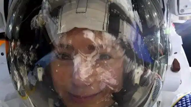 Selfie con la Tierra reflejada en el visor de una astronauta de la NASA