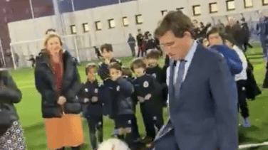 Almeida da un 'balonazo' a un niño mientras lanzaba un penalti: "Si alguien me quiere fichar..."