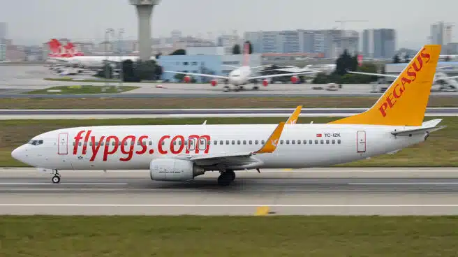 Un avión con 177 pasajeros se parte en tres tras salirse de la pista en Estambul