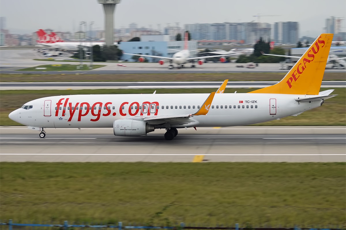 Un avión con 177 pasajeros se parte en tres tras salirse de la pista en Estambul