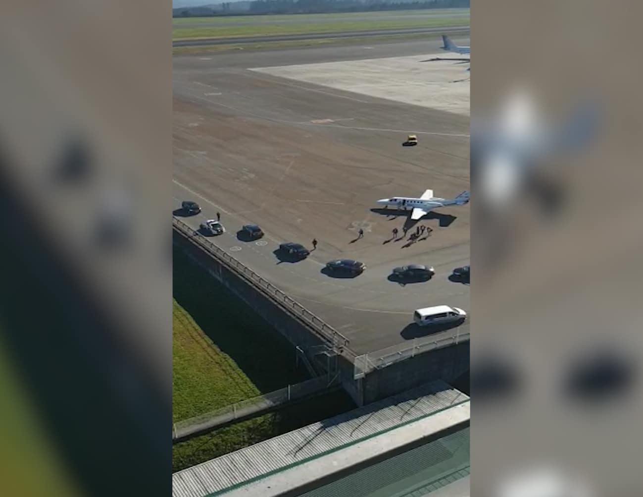 Imagen del momento en que Pedro Sánchez se dirige el domingo desde el jet privado a un coche en el aeropuerto de Santiago de Compostela.