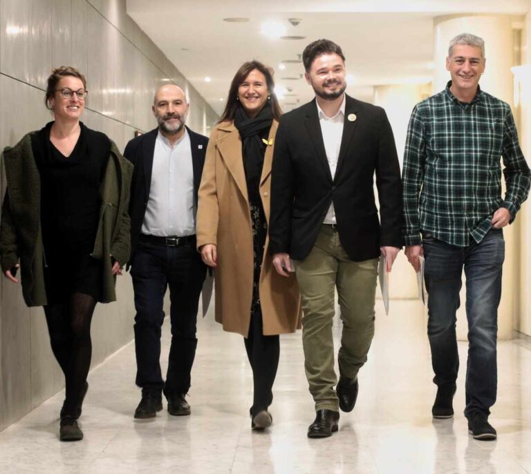 Los socios de Sánchez llaman "franquista" al Rey y Podemos lo aplaude