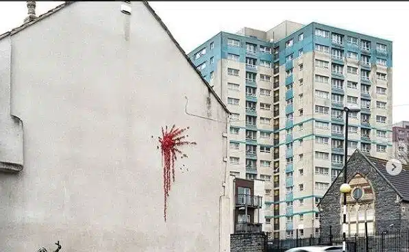 Banksy pinta una 'explosión' de rosas en un mural en Bristol la noche de San Valentín