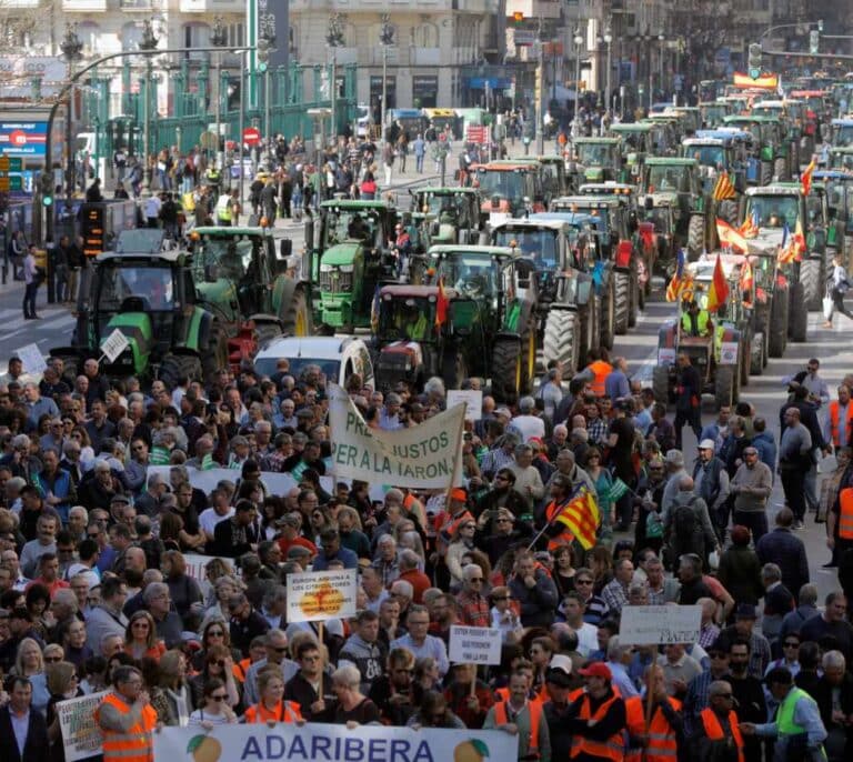 Las organizaciones agrarias estallan contra el Gobierno por dejarles fuera de la reunión sobre la crisis del campo