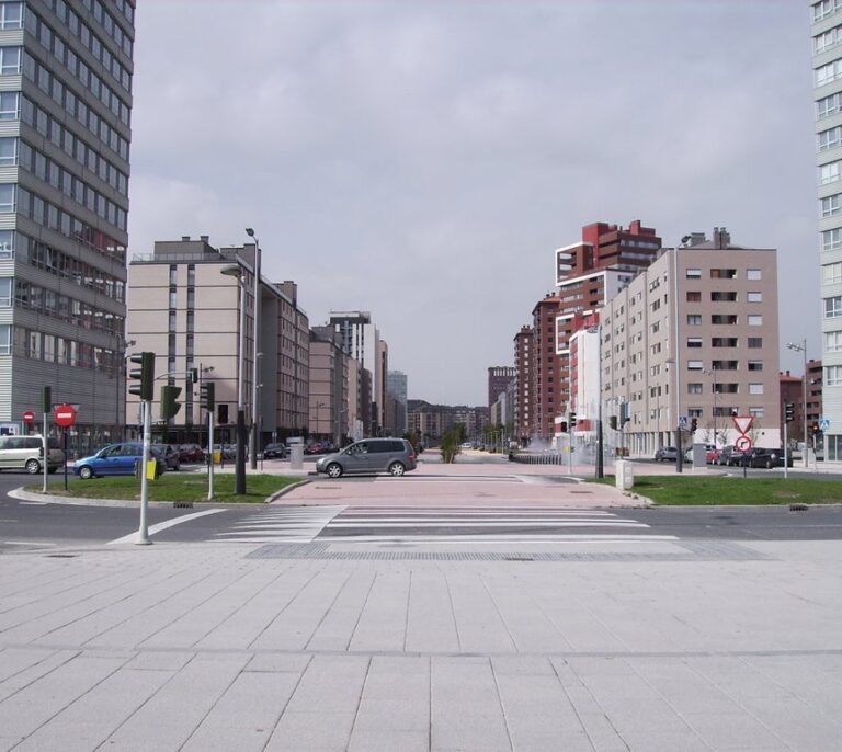 Terraza, habitaciones de 10 m2 y cocinas "a la vista", así serán por decreto las casas en Euskadi