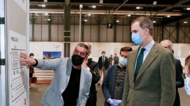 El Rey, con mascarilla y guantes, visita el hospital de Ifema