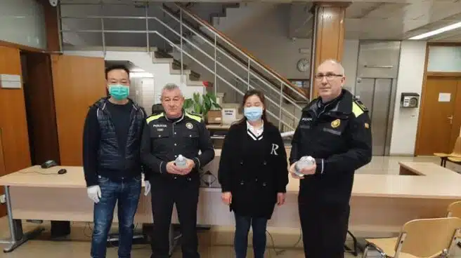 La comunidad china de Sabadell dona material de protección a la Policía