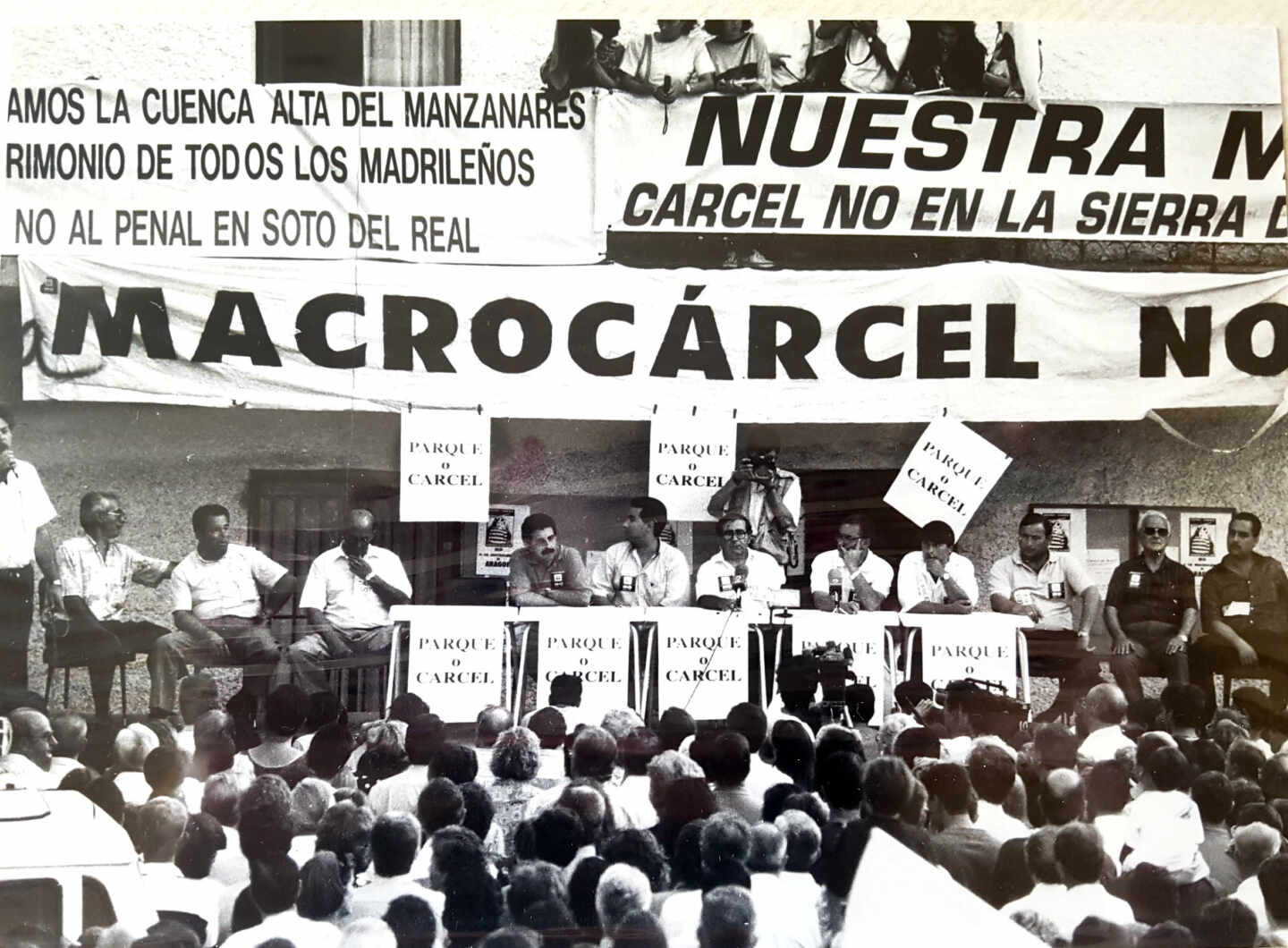 Protesta en 1992 ante el Ayuntamiento de Soto del Real (Madrid) por la construcción de la prisión.