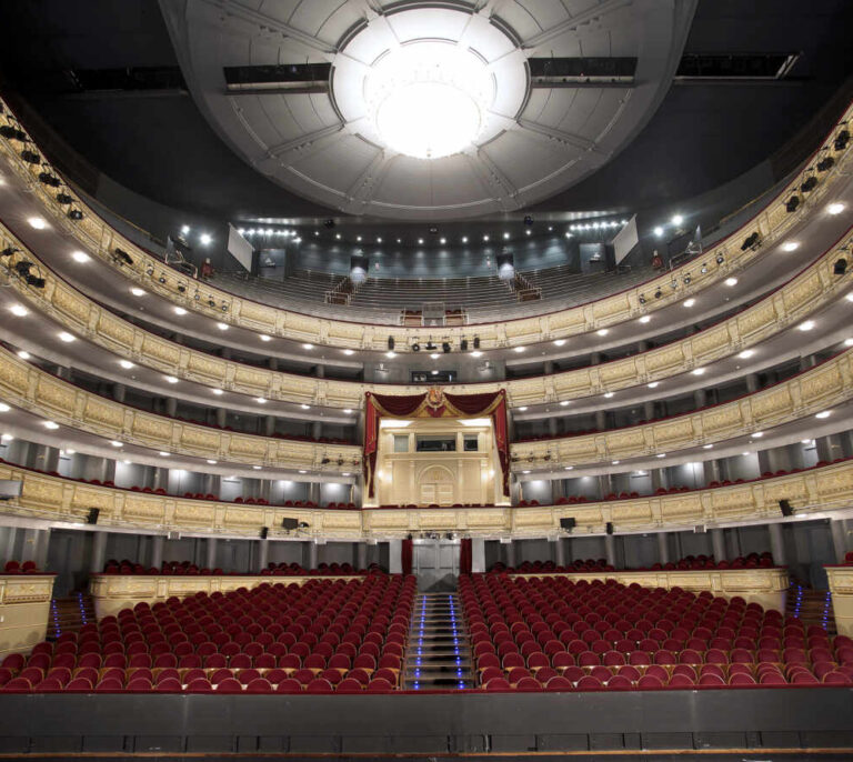 Detectan 24 casos de coronavirus en el Teatro Real