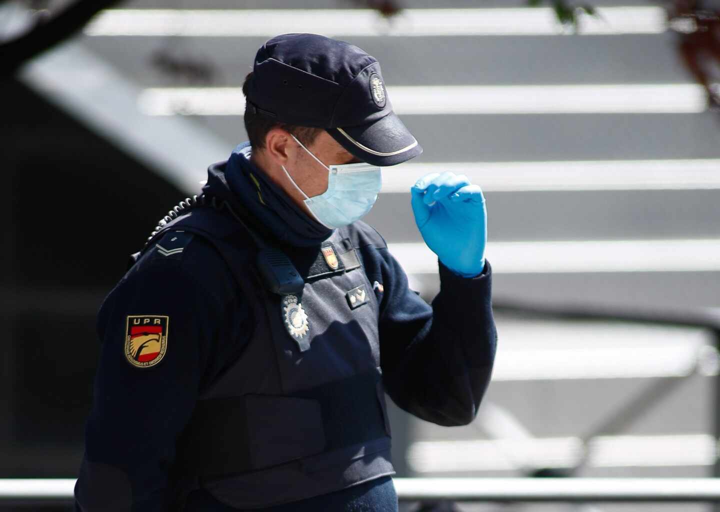 Un policía nacional de la Unidad de Prevención y Reacción (UPR), protegido con mascarillas y guantes durante un servicio.
