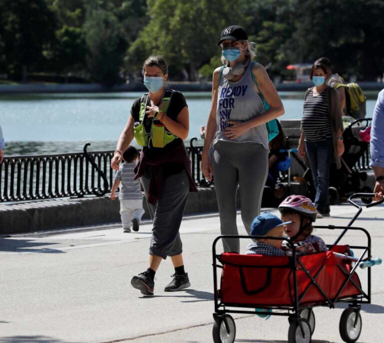 Madrid cerrará los parques por la noche y las piscinas desde el 1 de septiembre