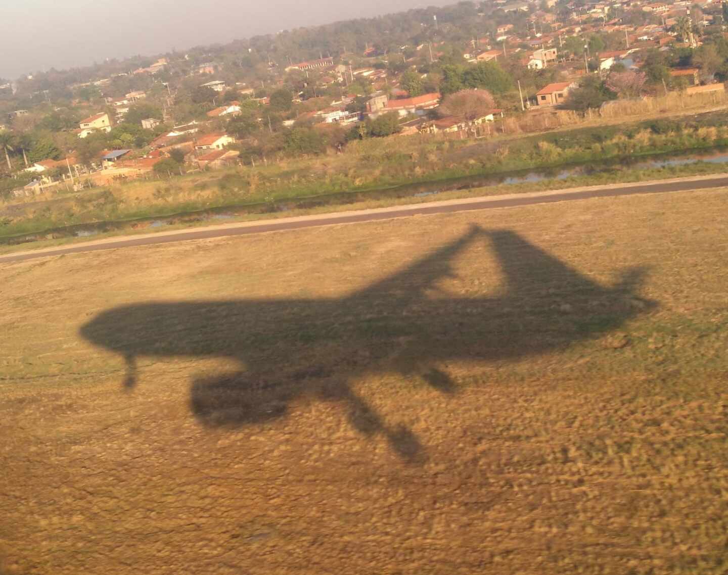 La sombra de un avión sobre la tierra.