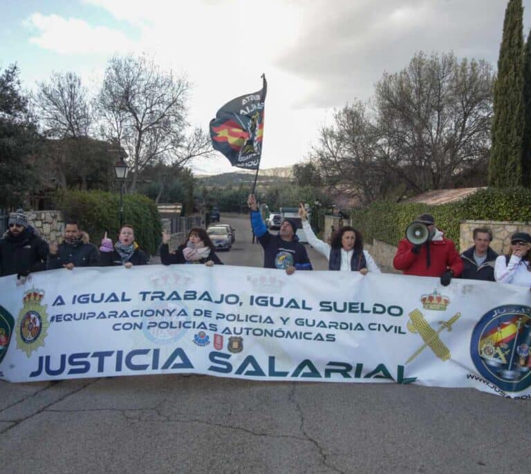 Miembros de Jusapol se concentran frente a la casa de Montero e Iglesias para pedir "igualdad salarial"